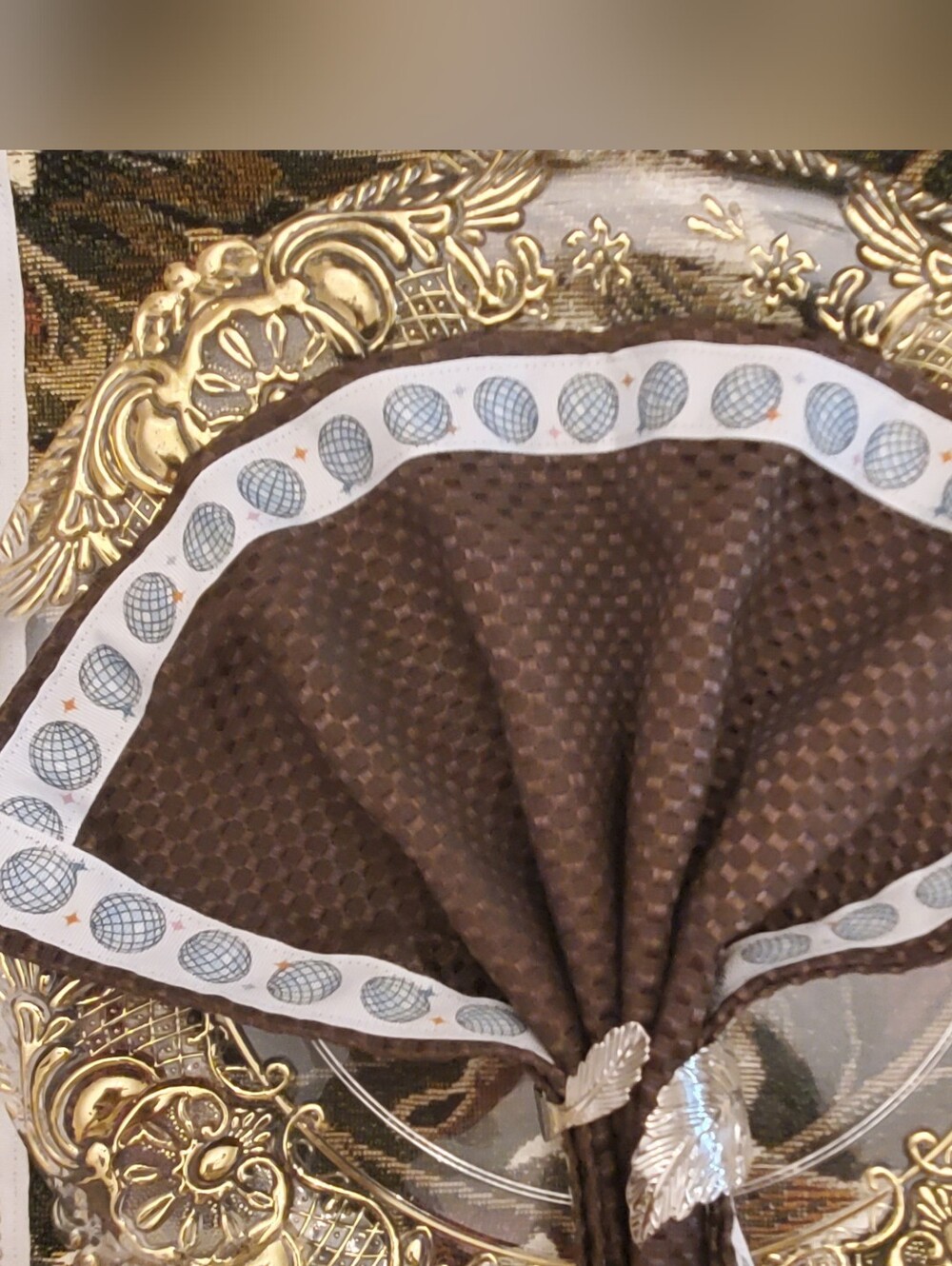 6 Pieces Brown Textured Table Napkin with White Trim W/ Leaf Ring